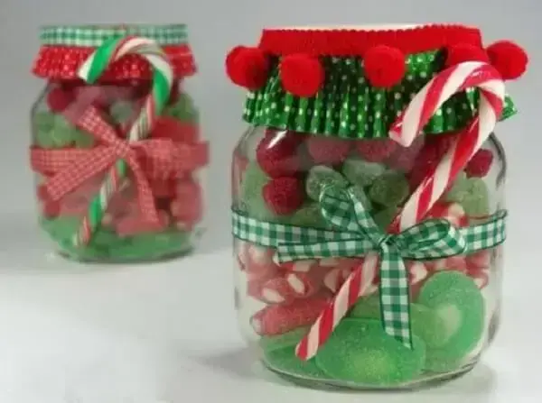 Lembranças de natal de potinho decorado com jujubas e as cores natalinas 
