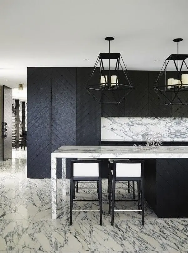 Traga elegância usando pisos para cozinha de mármore com manchas acinzentadas