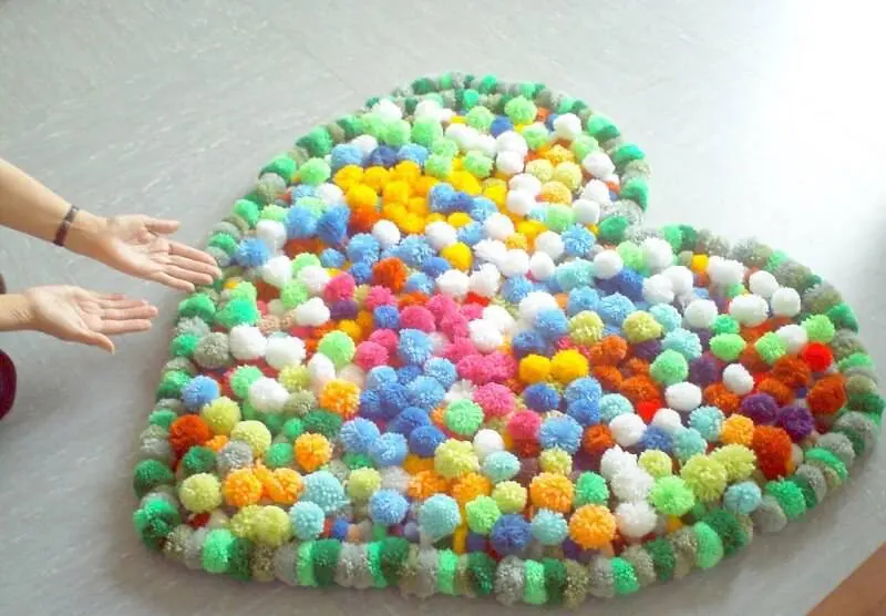 como fazer tapete de pompom coração colorido
