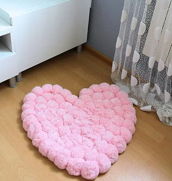 como fazer tapete de pompom coração
