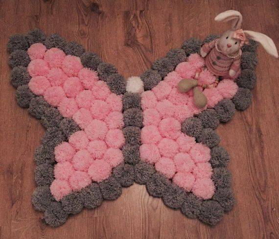Como fazer tapete de pompom com formato de borboleta rosa e cinza