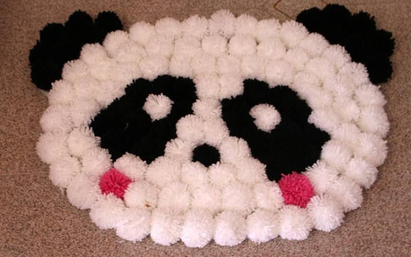 Como fazer tapete de pompom em formato de urso panda