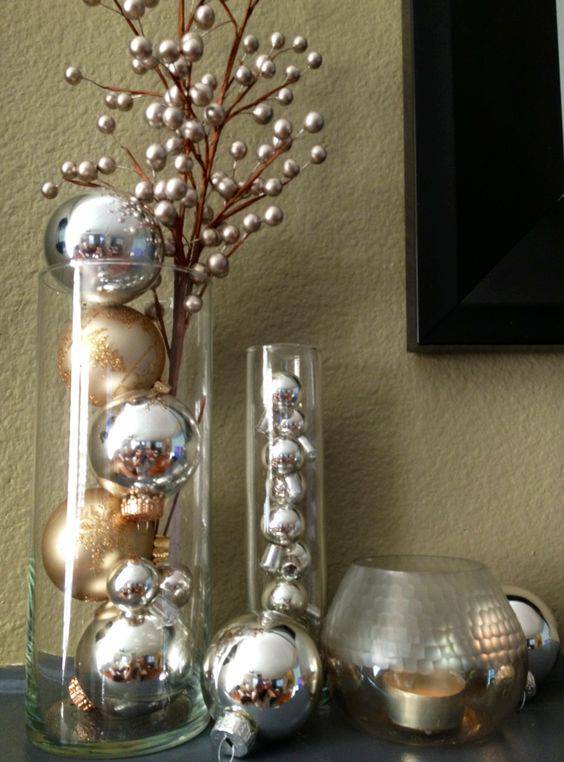decoração de ano novo vasos com bolas metálicas