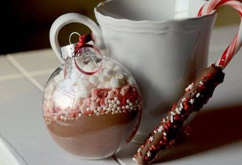 lembrancinha de natal com ingredientes de chocolate quente