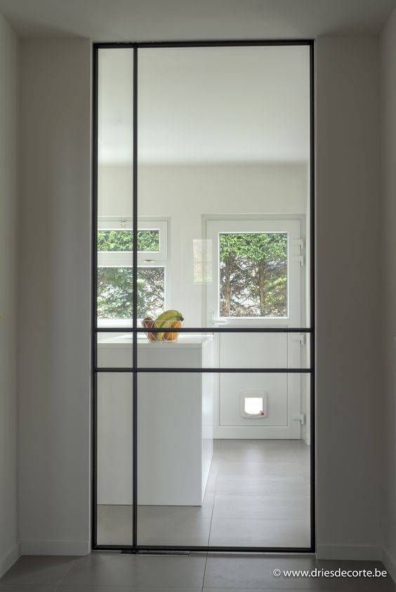 porta de vidro com detalhes em metal cozinha