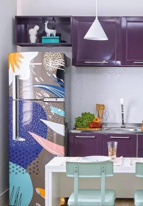 Cozinha alegre e descontraída com envelopamento de geladeira colorido. Fonte: Pinterest