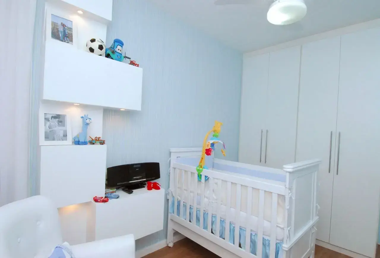 Decoração de quarto de bebê masculino em tons de azul e branco Projeto de Milla Holtz