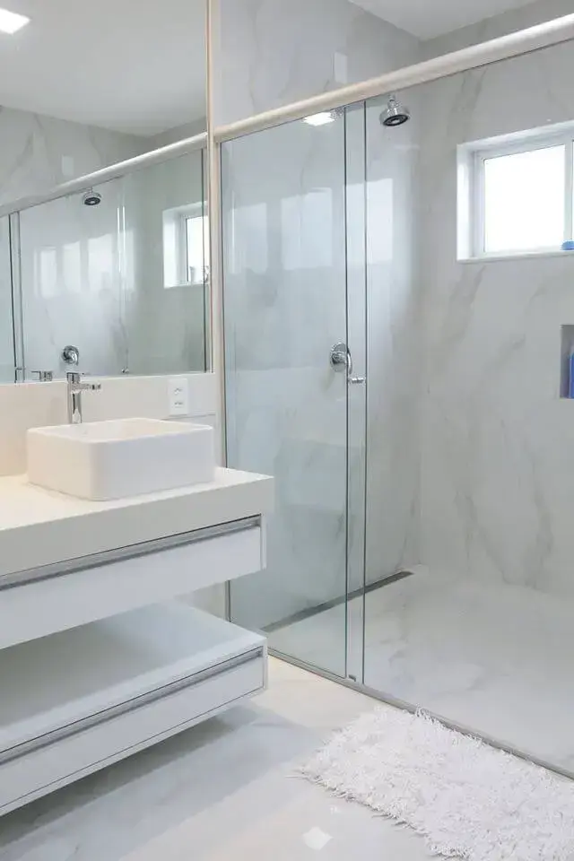 Decoração de banheiro clara com gavetas grandes e espaço para armazenamento abaixo da pia Projeto de Lorena Lelis