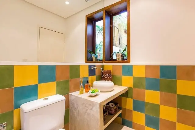 Decoração de banheiro colorida Projeto de By Arquitetura