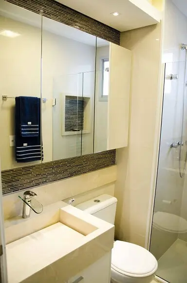 Decoração de banheiro com armário espelhado e gabinete Projeto de Paula Gabriel