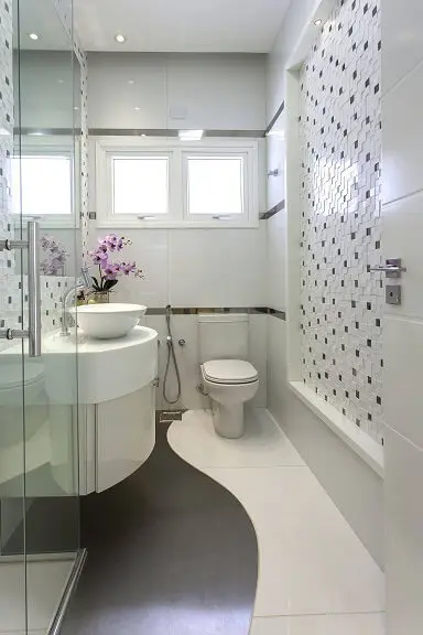 Decoração de banheiro com cores claras gabinete espelho amplo e box claro Projeto de Aquiles Nicolas Kílaris