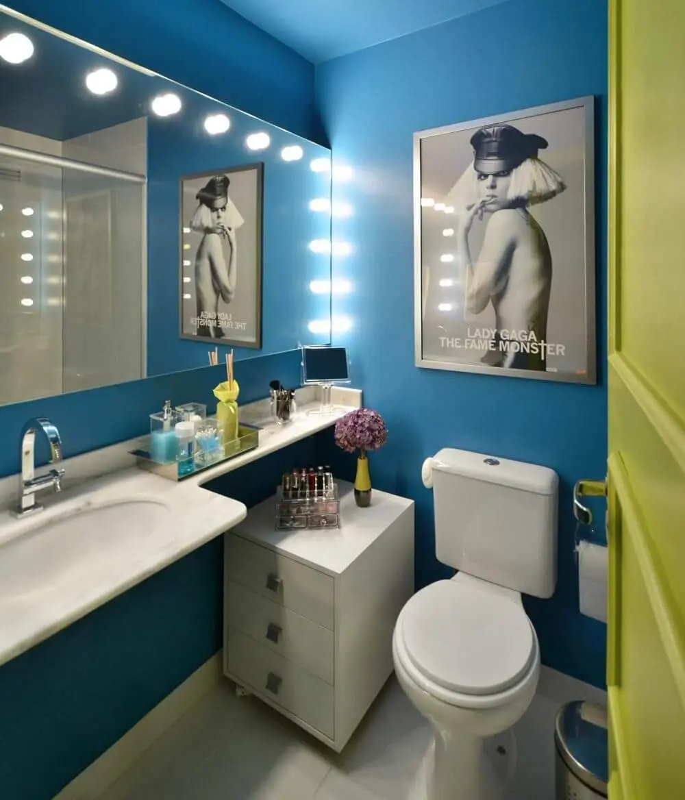 Decoração de banheiro com cores ousadas e iluminação em cima do espelho amplo Projeto de Arquitetando Ideias