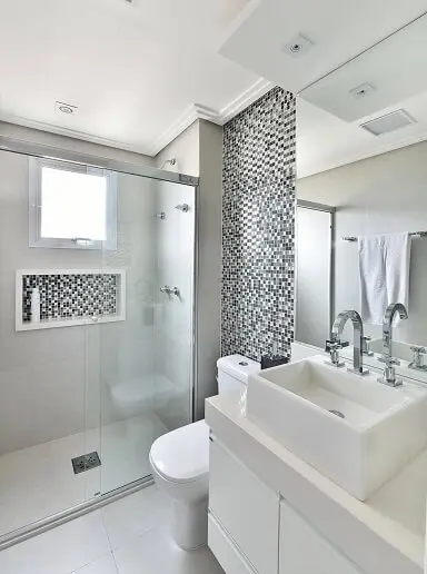Decoração de banheiro com fundo do nicho combinando com as pastilhas Projeto de Tetriz Arquitetura