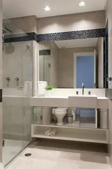 Decoração de banheiro com gabinete espelhado e espaço aberto abaixo Projeto de Semiramís Alice Assunção Simões