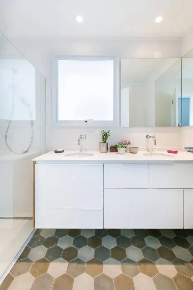 Decoração de banheiro com gabinete, espelho e aproveitamento da luz natural Projeto de DT Estúdio