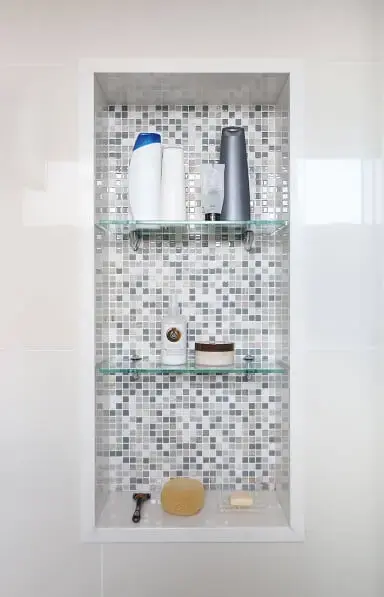 Decoração de banheiro com nicho com pastilhas cinzas Projeto de Maira Marchio