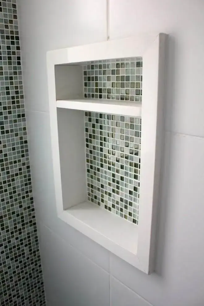 Decoração de banheiro com nicho com pastilhas verdes iguais às usadas na parede Projeto de BL Arquitetura e Interiores