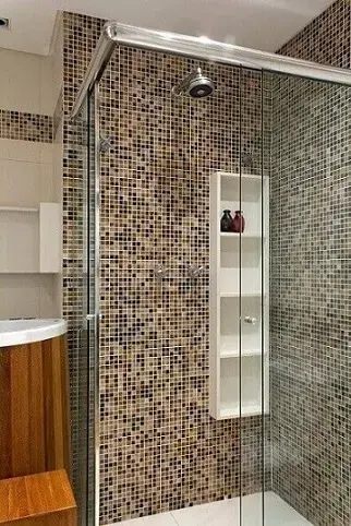 Decoração de banheiro com nicho com vários níveis Projeto de Semíramis Alice Assunção Simões