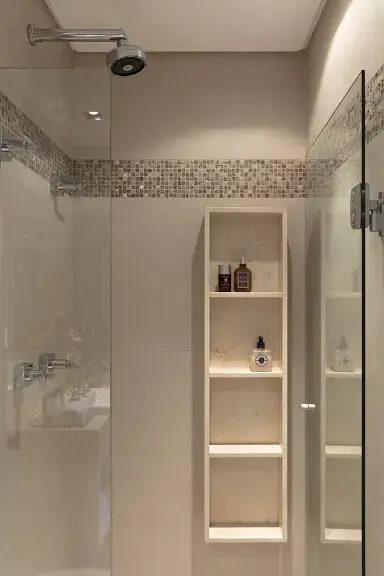 Decoração de banheiro com nicho de vários níveis Projeto de Semiramís Alice Assunção Simões