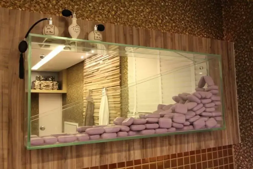 Decoração de banheiro com nicho decorativo com sabonetes Projeto de Amaury Jr