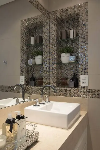 Decoração de banheiro com nicho e prateleiras de vidro Projeto de Semiramis Alice Assunção Simões