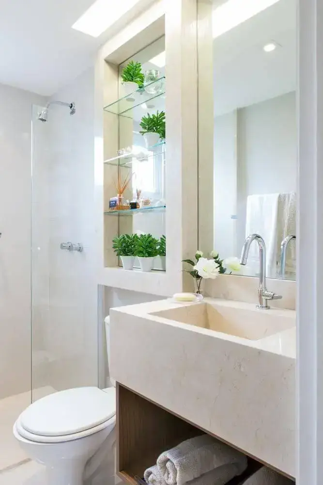 Decoração de banheiro com nicho e prateleiras de vidro Projeto de Sesso e Dalanezi