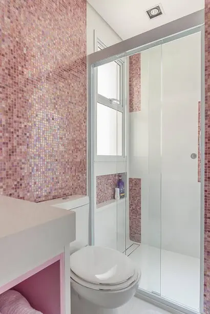 Decoração de banheiro com nicho embaixo da janela Projeto de Idealizzare Arquitetura