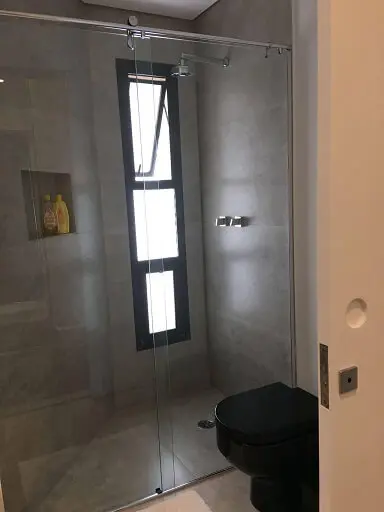 Decoração de banheiro com nicho embutido Projeto de Susana Requião