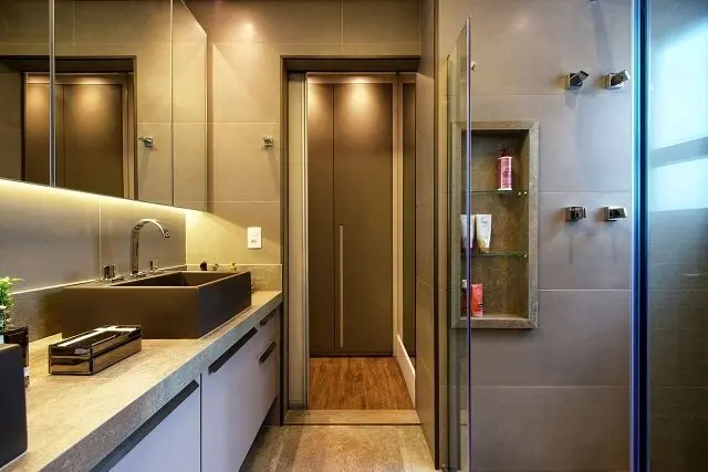 Decoração de banheiro com nicho gabinete armário com espelhos e iluminação Projeto de 2M Arquitetura