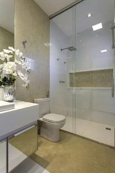 Decoração de banheiro com nicho gabinete espelhado e cores claras Projeto de Aquiles Nicolas Kílaris