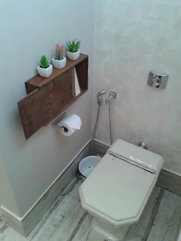 Decoração de banheiro com nicho pequeno com porta de correr Projeto de Daniela Sali
