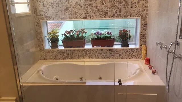 Decoração de banheiro com nicho usado para flores Projeto de Eloá Peetz Prado