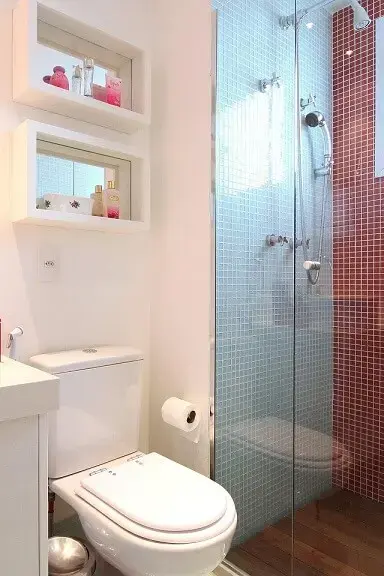 Decoração de banheiro com nichos espelhados fora do box Projeto de Meyer Cortez