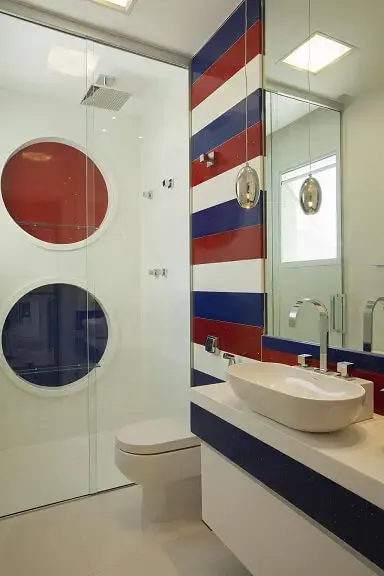 Decoração de banheiro com nichos redondos seguindo as cores usadas fora do box Projeto de Iara Kilaris