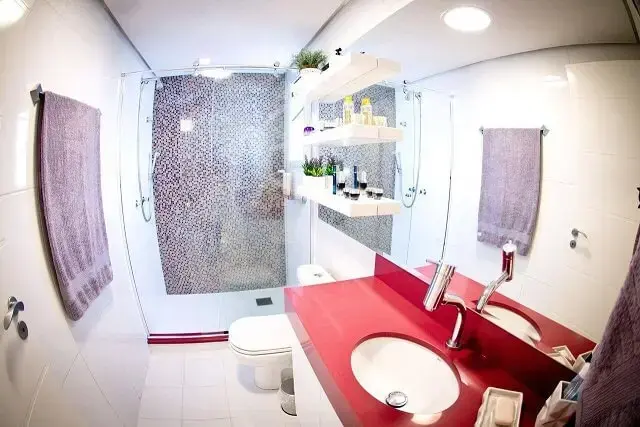 Decoração de banheiro com prateleiras acima do vaso Projeto de Inova Arquitetura
