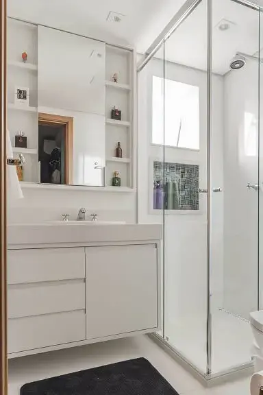 Decoração de banheiro com vários nichos aos lados do espelho um dentro do box e gabinete Projeto de Sandra Pompe