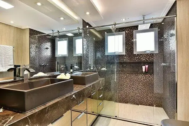 Decoração de banheiro grande com nicho e gabinete espelhado Projeto Tetriz Arquitetura