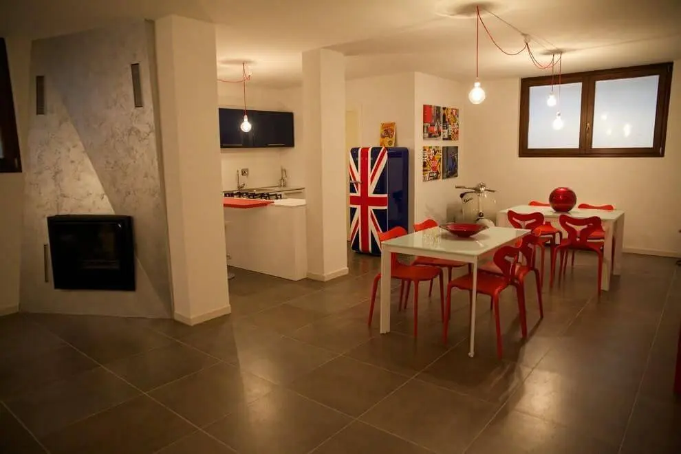 Decoração de cozinha americana com envelopamento de geladeira com a estampa da bandeira da Inglaterra Projeto de Gabriele Barotto
