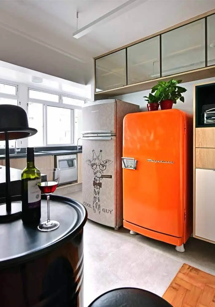Decoração de cozinha compacta com envelopamento de geladeira com estampa de girafa Projeto de Ana Yoshida