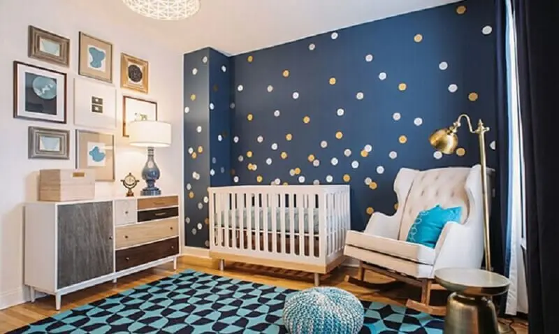 Decoração de quarto de bebe com parede personalizada