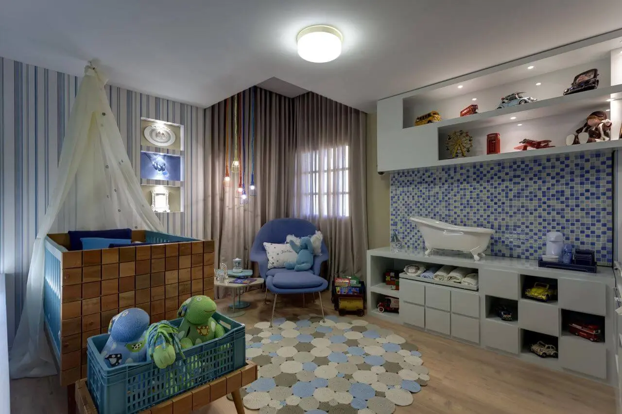 Decoração de quarto de bebê azul com iluminação aconchegante Projeto de Haus Interiores