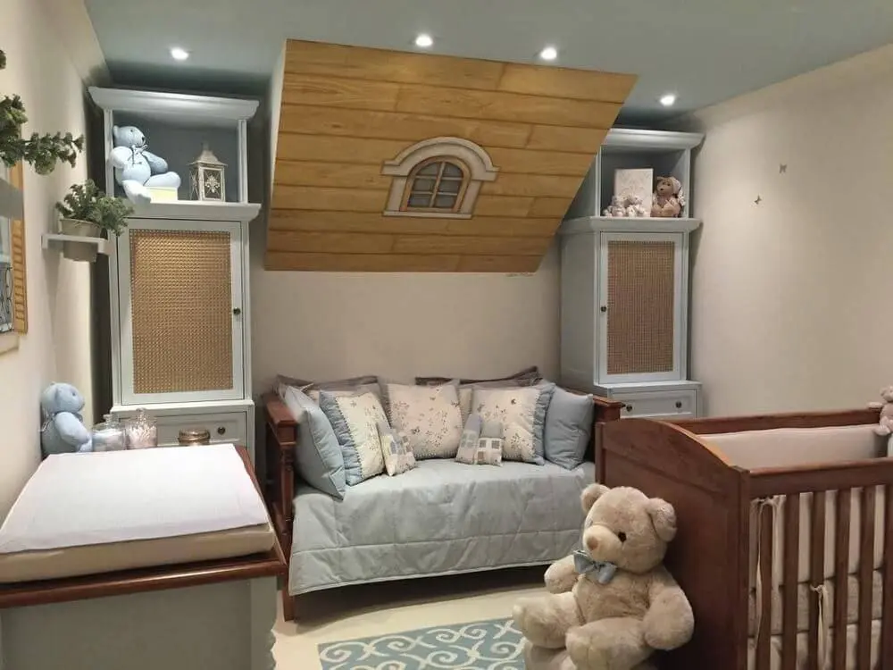 Decoração de quarto de bebê azul com vários ursos de pelúcia Projeto de Lucia Tacla