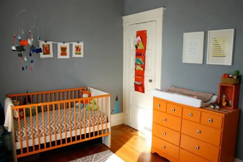 Decoração de quarto de bebê cinza e laranja