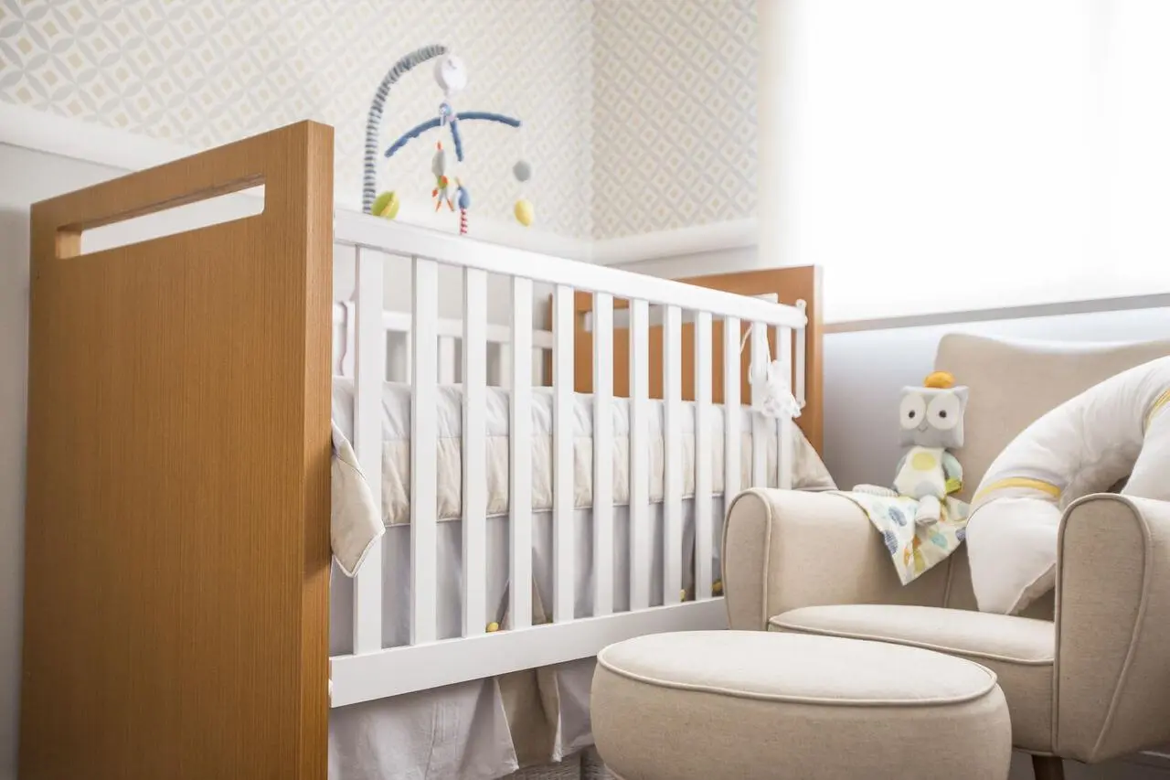 Decoração de quarto de bebê clara com detalhes de cor e madeira no berço Projeto de Investir Decor