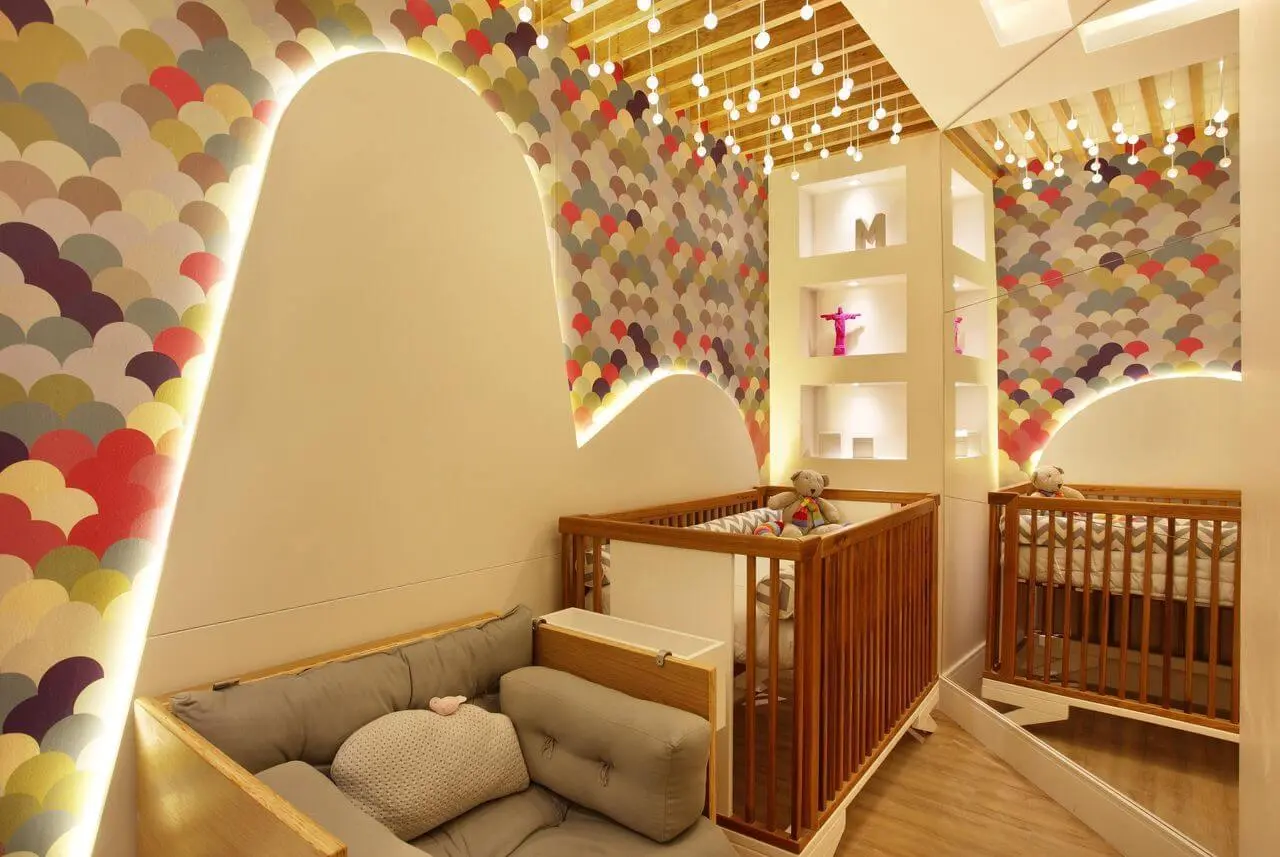 Decoração de quarto de bebê colorida com iluminações indiretas em quarto pequeno Projeto de Morar Mais Por Menos