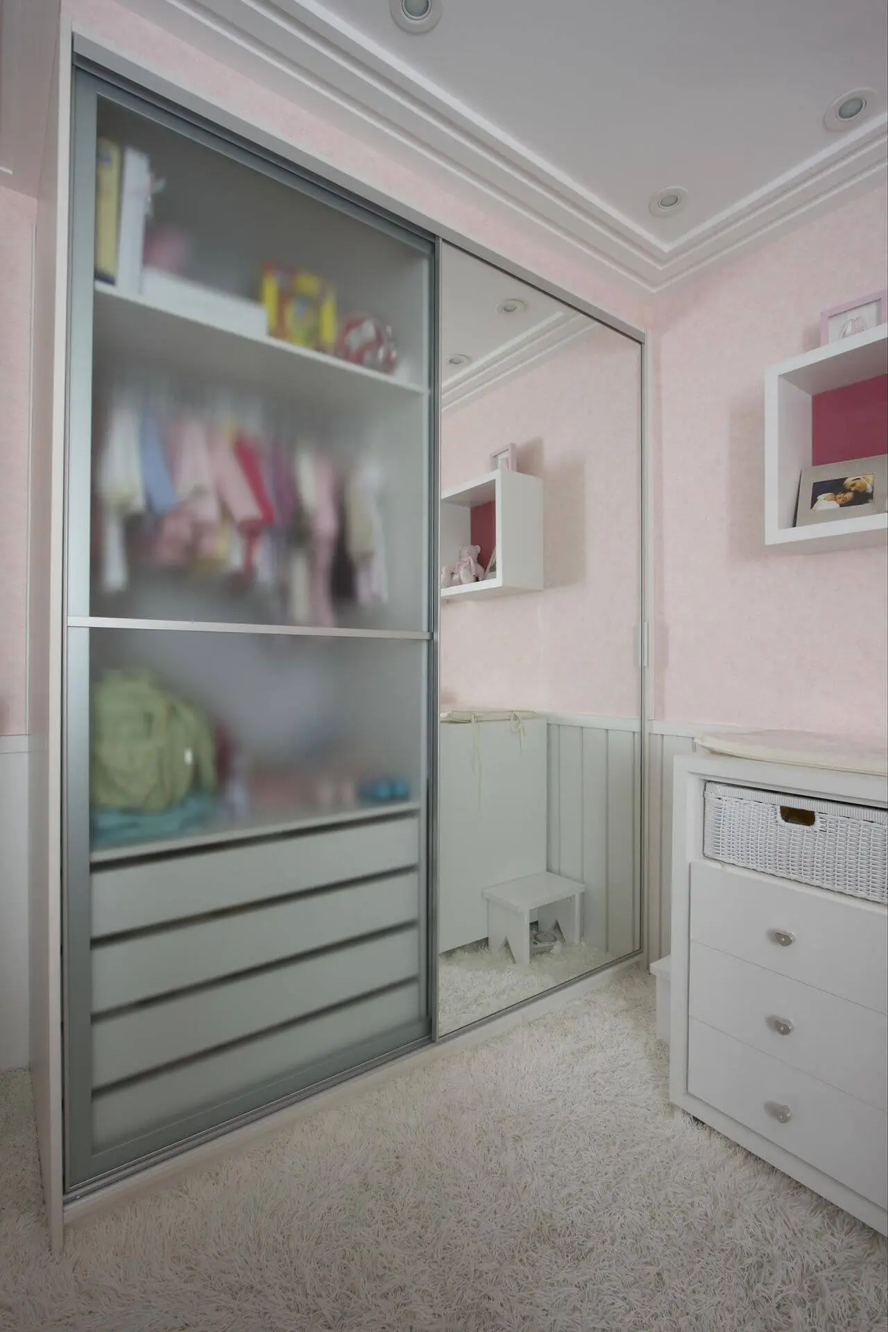 Decoração de quarto de bebê com armário grande que poderá continuar sendo usado na infância Projeto de Leo Shehtman