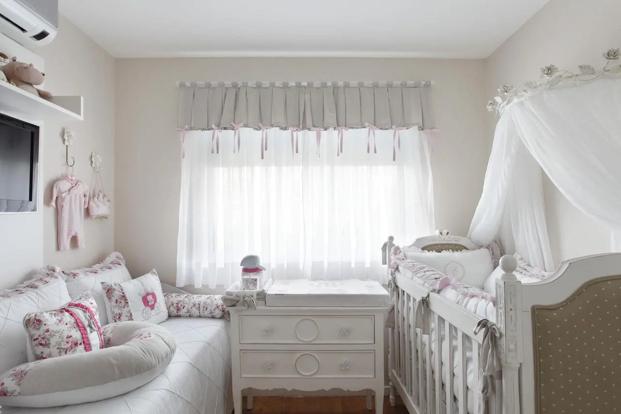 Decoração de quarto de bebê com base branca e detalhes em rosa Projeto de Leticia Araujo