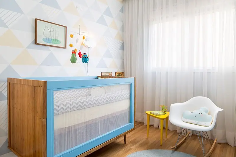 Decoração de quarto de bebê com berço que mistura madeira e azul Projeto de Studio Novak