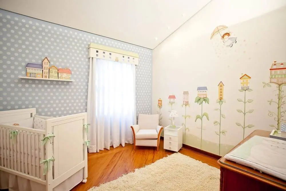 Decoração de quarto de bebê com desenhos na parede e cores suaves Projeto de Lucia Tacla