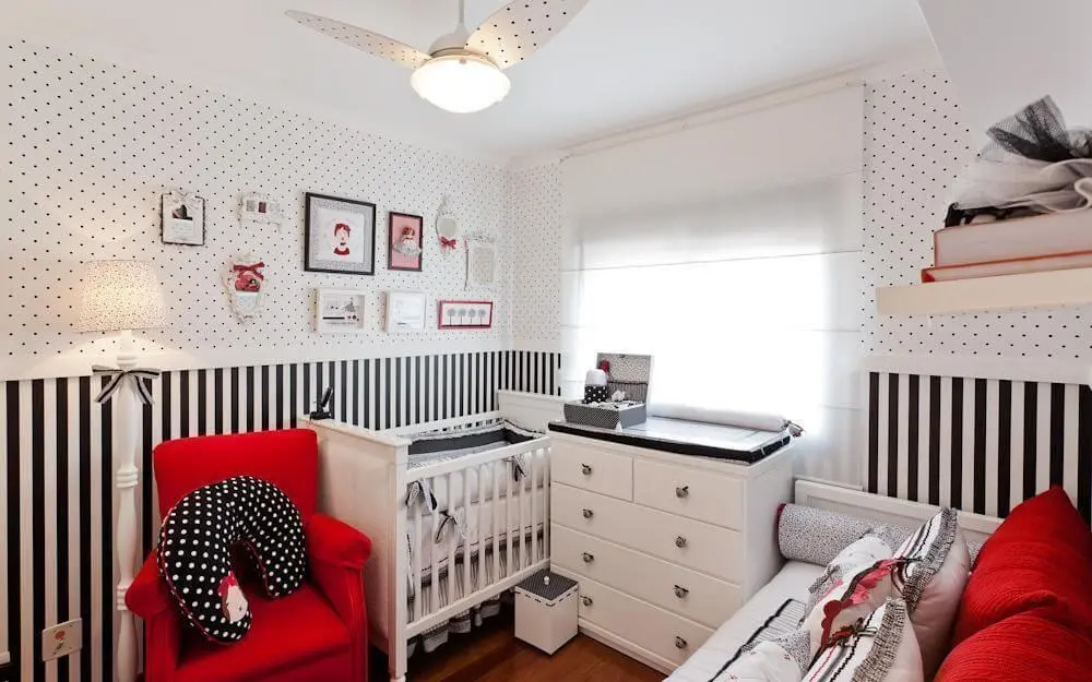 Decoração de quarto de bebê com listras e bolinhas preto e brancas e detalhes em vermelho Projeto de Sesso e Dalanezi